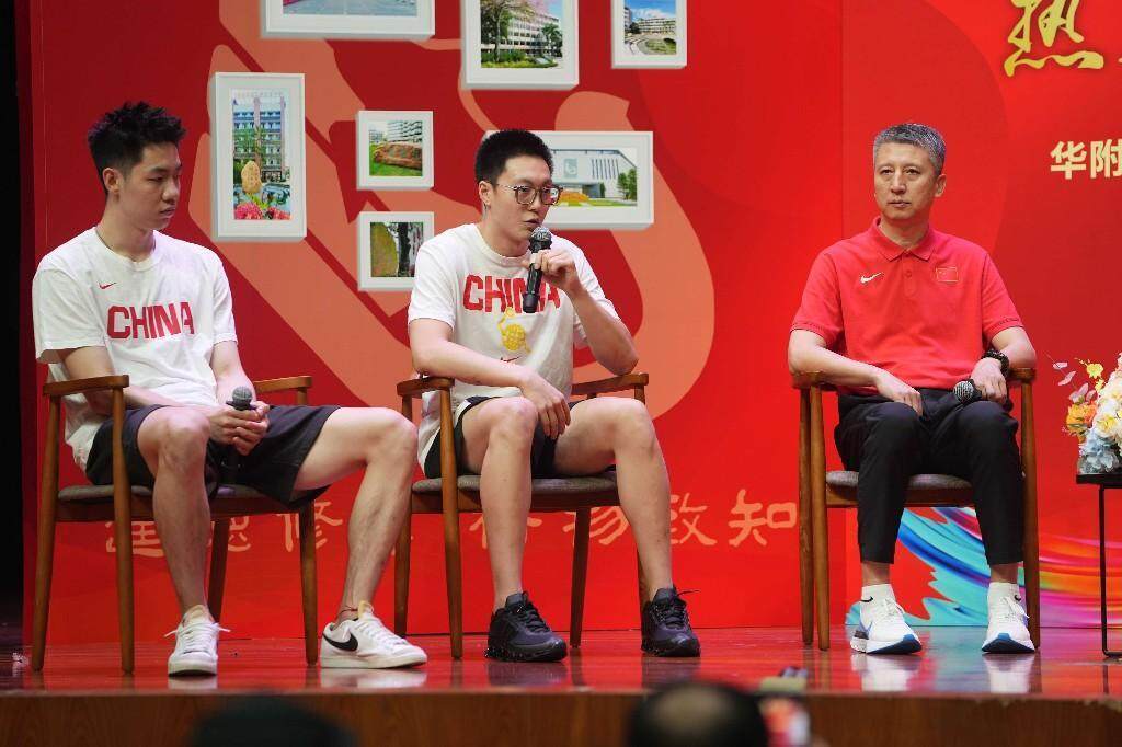 中国男篮主教练郭士强:“没想到华附同学的提问这么专业”