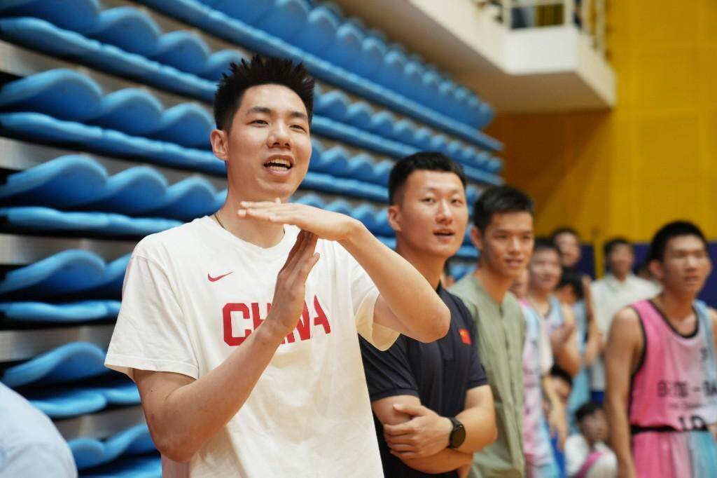 中国男篮主教练郭士强:“没想到华附同学的提问这么专业”