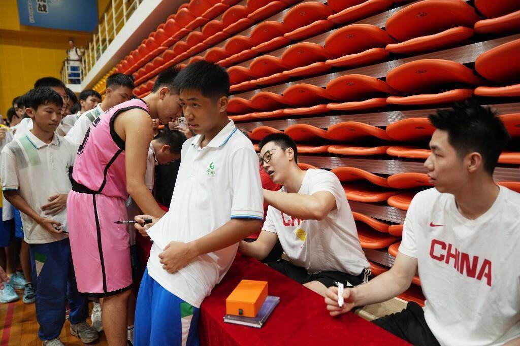 中国男篮主教练郭士强:“没想到华附同学的提问这么专业”