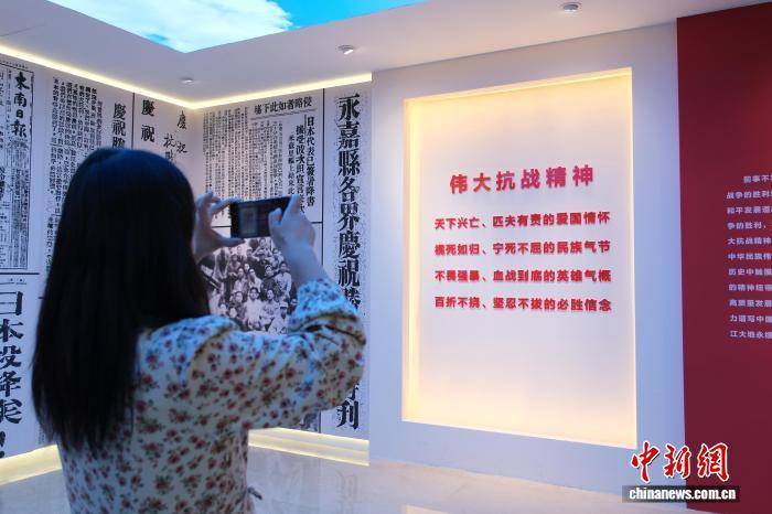 浙江杭州:大中小学师生在档案馆里共上“开学第一课”