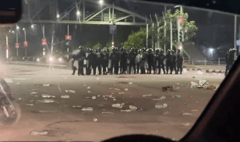 前总理夫人在家中被民众放火烧死,尼泊尔首都浓烟四起,中使馆紧急提醒!当地华人:到处都在燃烧,满地碎石、玻璃碎片、血迹