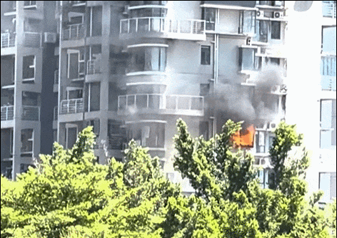 深圳一小区突发起火，现场浓烟滚滚