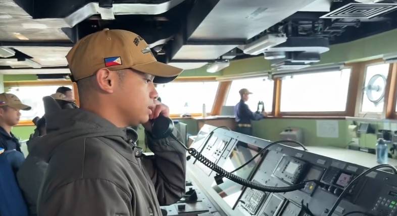 美日菲又来南海作秀,我军舰抵近菲舰7海里,一句话呛得菲方哑火