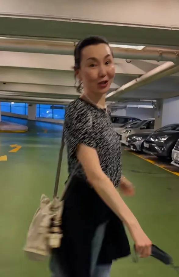 60岁张曼玉分享法国农村生活日常:养鸡种地,钻进鸡窝拿鸡蛋