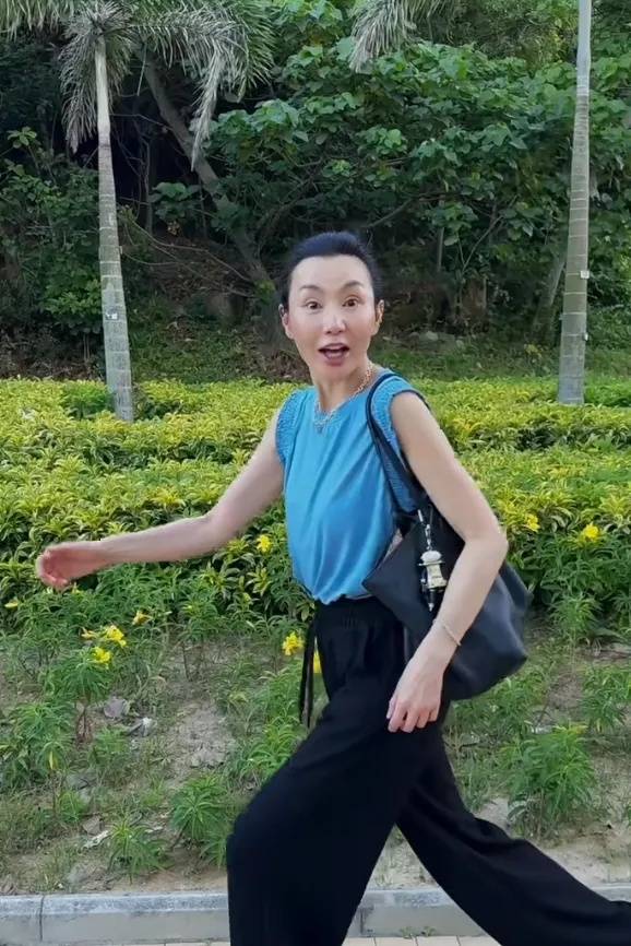 60岁张曼玉分享法国农村生活日常:养鸡种地,钻进鸡窝拿鸡蛋