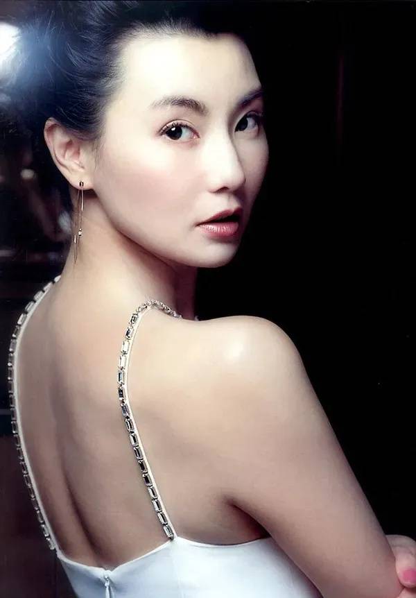 60岁张曼玉分享法国农村生活日常:养鸡种地,钻进鸡窝拿鸡蛋