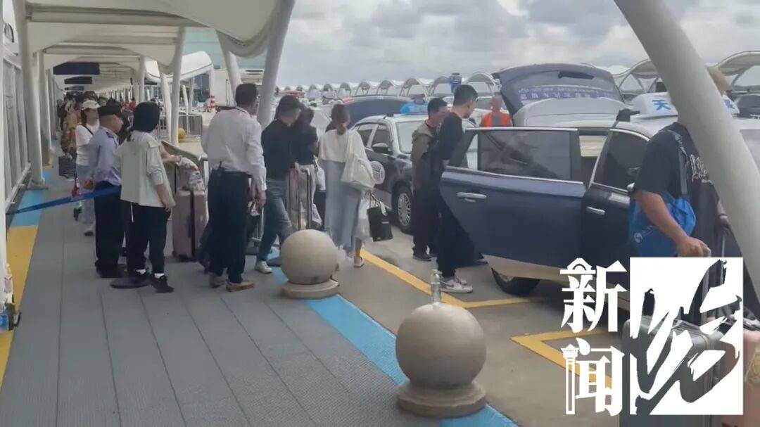 “不给我打马赛克,我肯定找到你!”上海一家四口打车与出租车司机爆发冲突