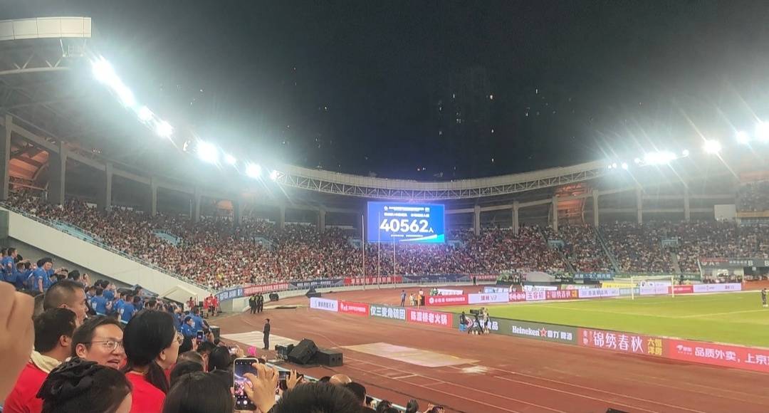 苏超常州队赞助商已不基础,烧烤店老板泪别赛场广告牌