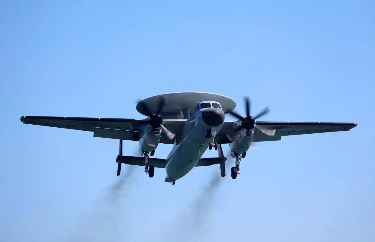 现场高清大图!一起感受舰载机弹射起飞“首秀”震撼瞬间