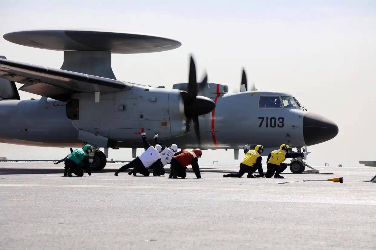 现场高清大图!一起感受舰载机弹射起飞“首秀”震撼瞬间