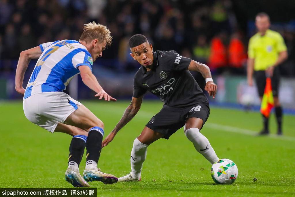 联赛杯-福登传射萨维尼奥破门 曼城2-0哈德斯菲尔德晋级