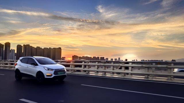 扬州女销售逆袭成百亿富豪!22 亿 “天价” 并购,半导体圈炸锅了