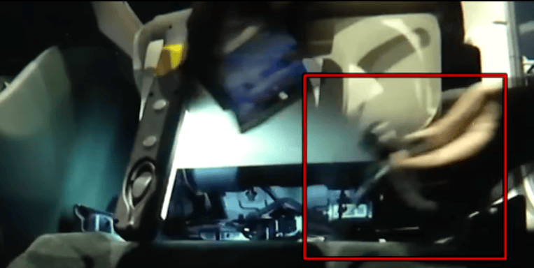 小米新车主驾下方掏出“神秘”多余零件!工作人员一片沉默,细思极恐