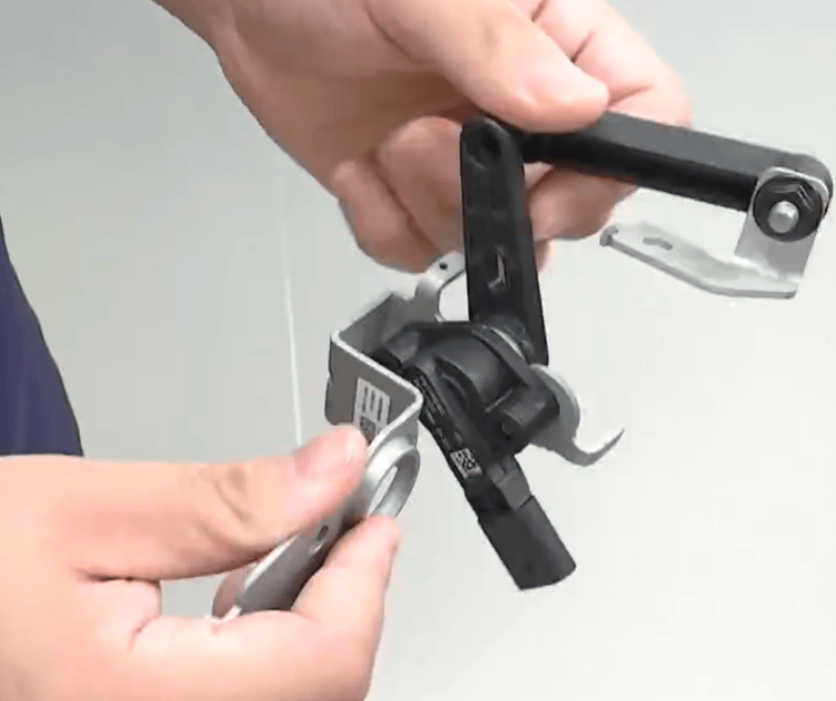 小米新车主驾下方掏出“神秘”多余零件!工作人员一片沉默,细思极恐