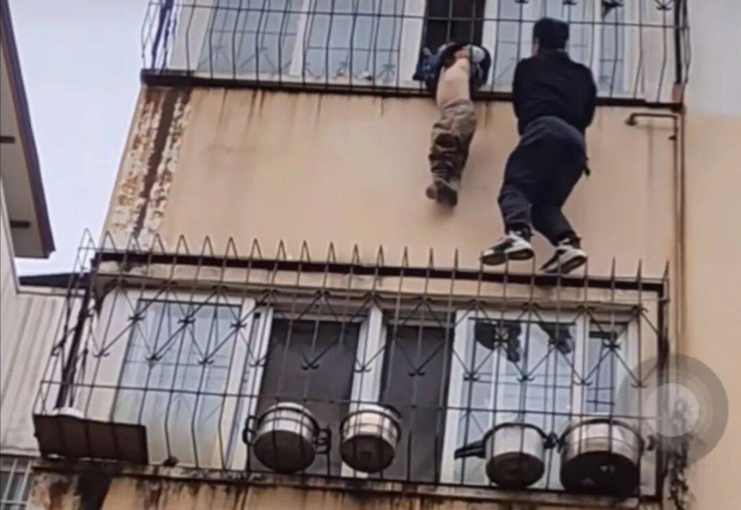 送完外卖,开封小哥徒手攀爬四楼救了个孩子